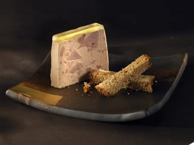 Terrine de Noël au foie gras et bâtonnets de pain d'épices