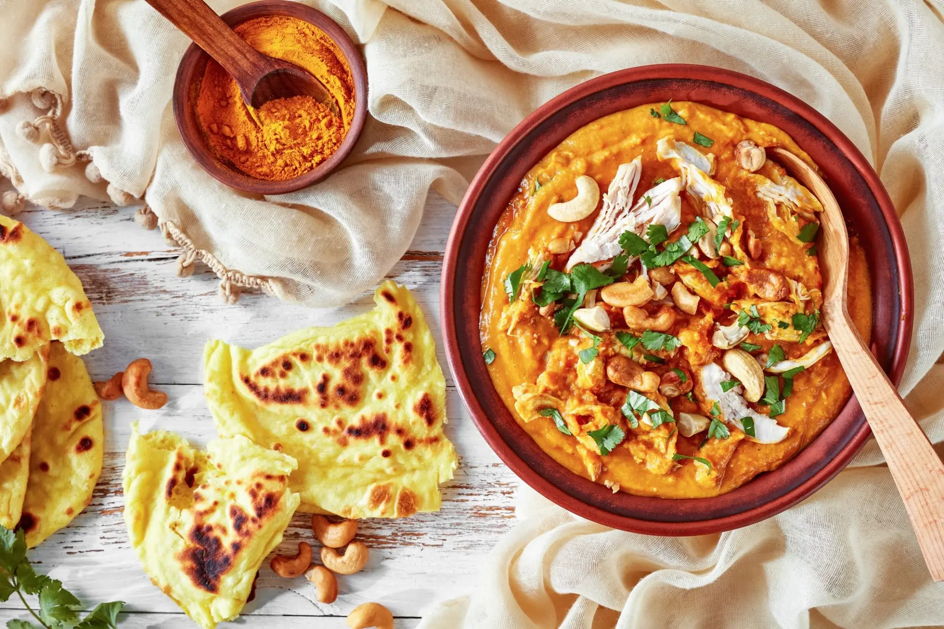 Soupe aux curry, lentilles rouges crémeuses, carottes, pommes et lait de coco (mulligatawny)