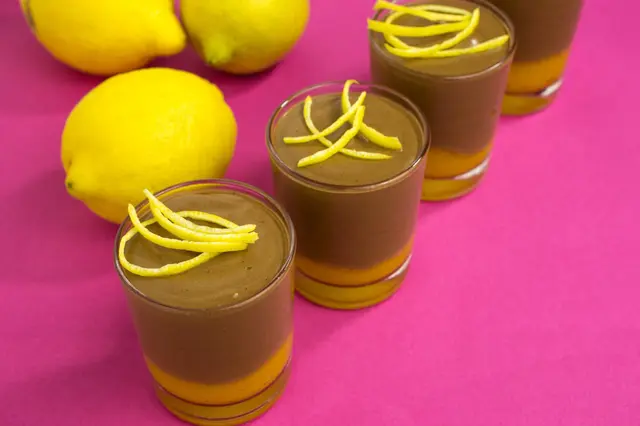 Mousse au chocolat au coulis de mangue