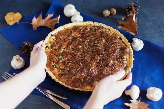 Tarte aux champignons, poulet et fromage