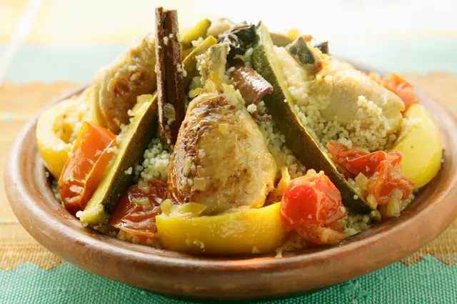 Couscous au poulet, courgettes, tomates, citron et cannelle