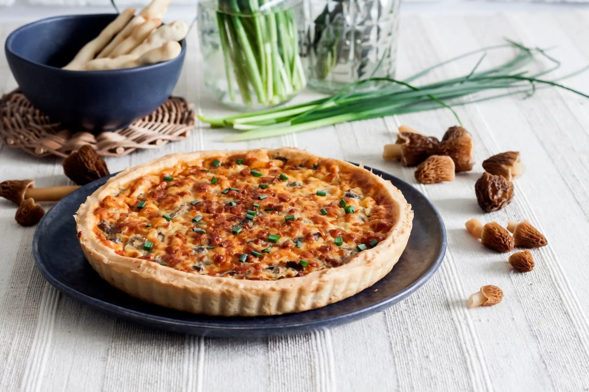 Quiche aux morilles, oignons et fromage