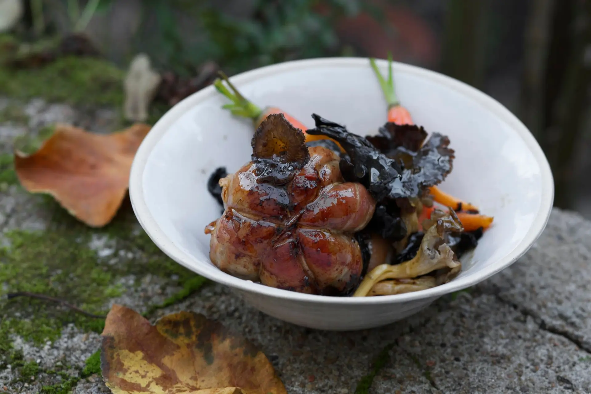 Paupiette de veau lardée, champignons des bois et carottes nouvelles