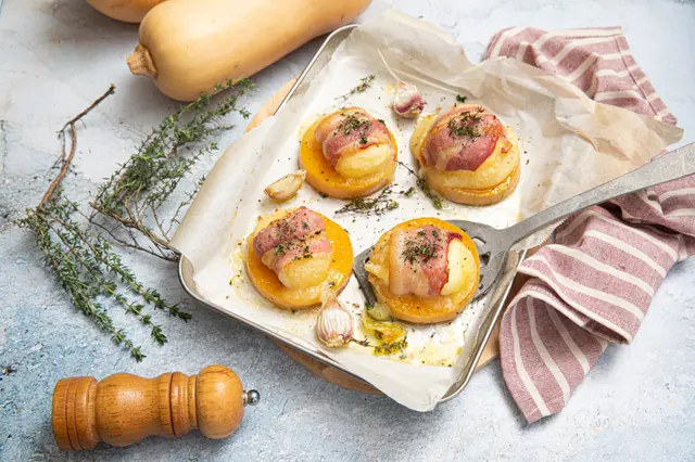 Rondelles de butternut rôties au chèvre chaud et lard fumé