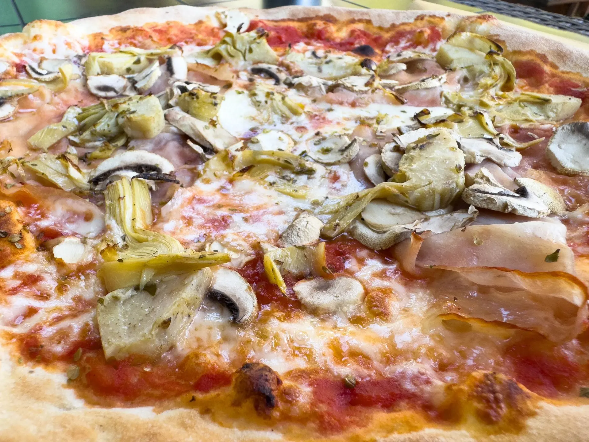 Pizza capricciosa aux artichauts et champignons