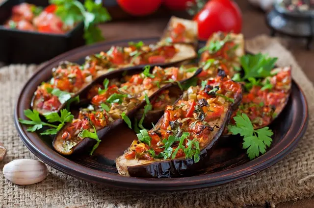 Aubergines cuites à la tomate et au paprika