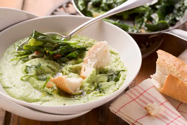 Purée de haricots avec des légumes verts épicés