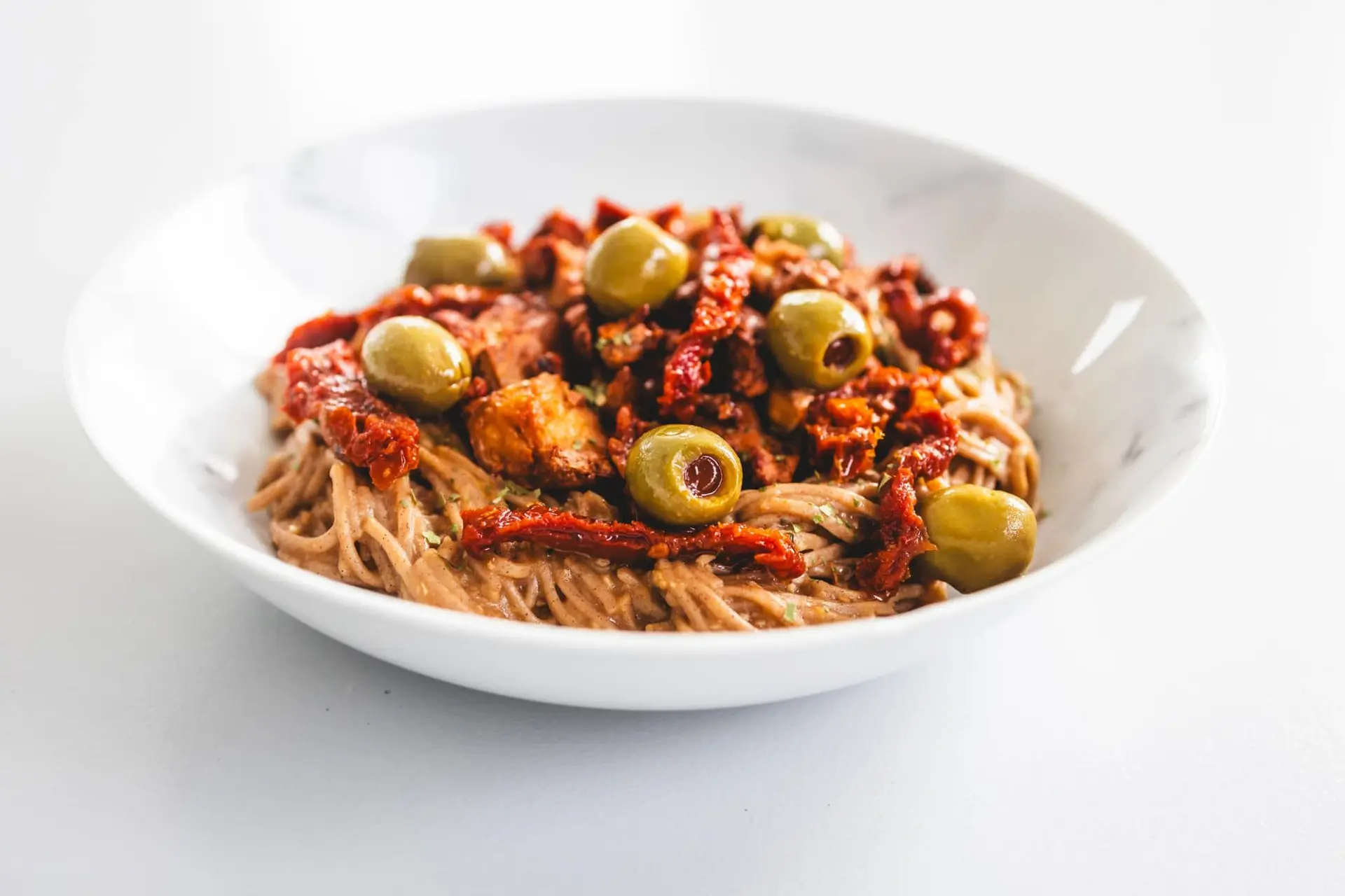 Nouilles soba au tofu teriyaki, tomates séchées et olives vertes