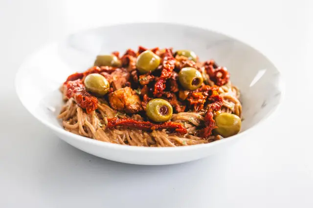 Nouilles soba au tofu teriyaki, tomates séchées et olives vertes