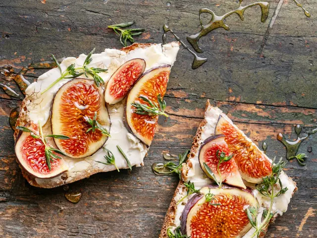 Bruschetta aux figues, miel et fromage