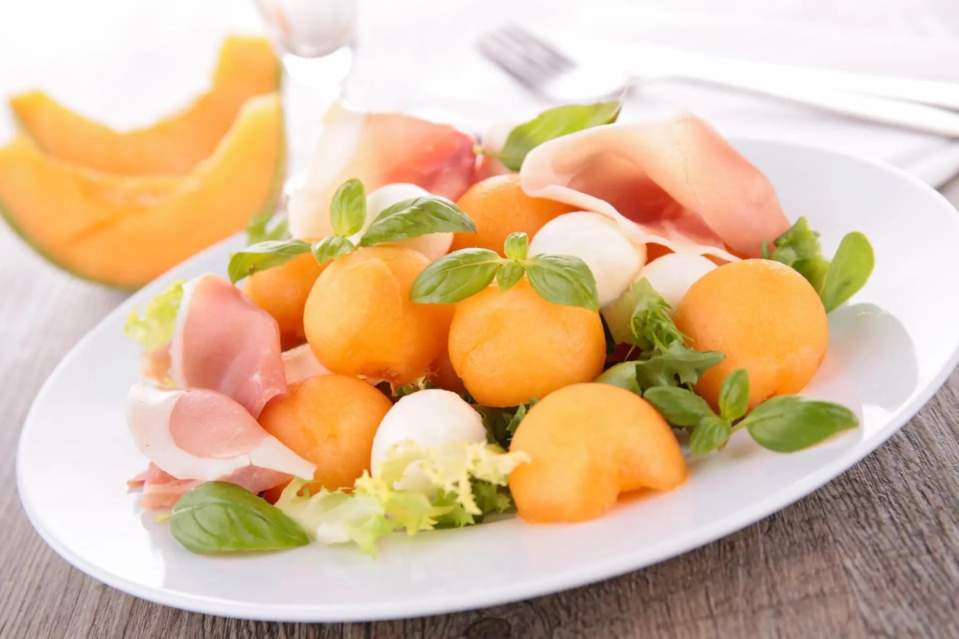 Recette salade de melons au jambon cru et mozzarella