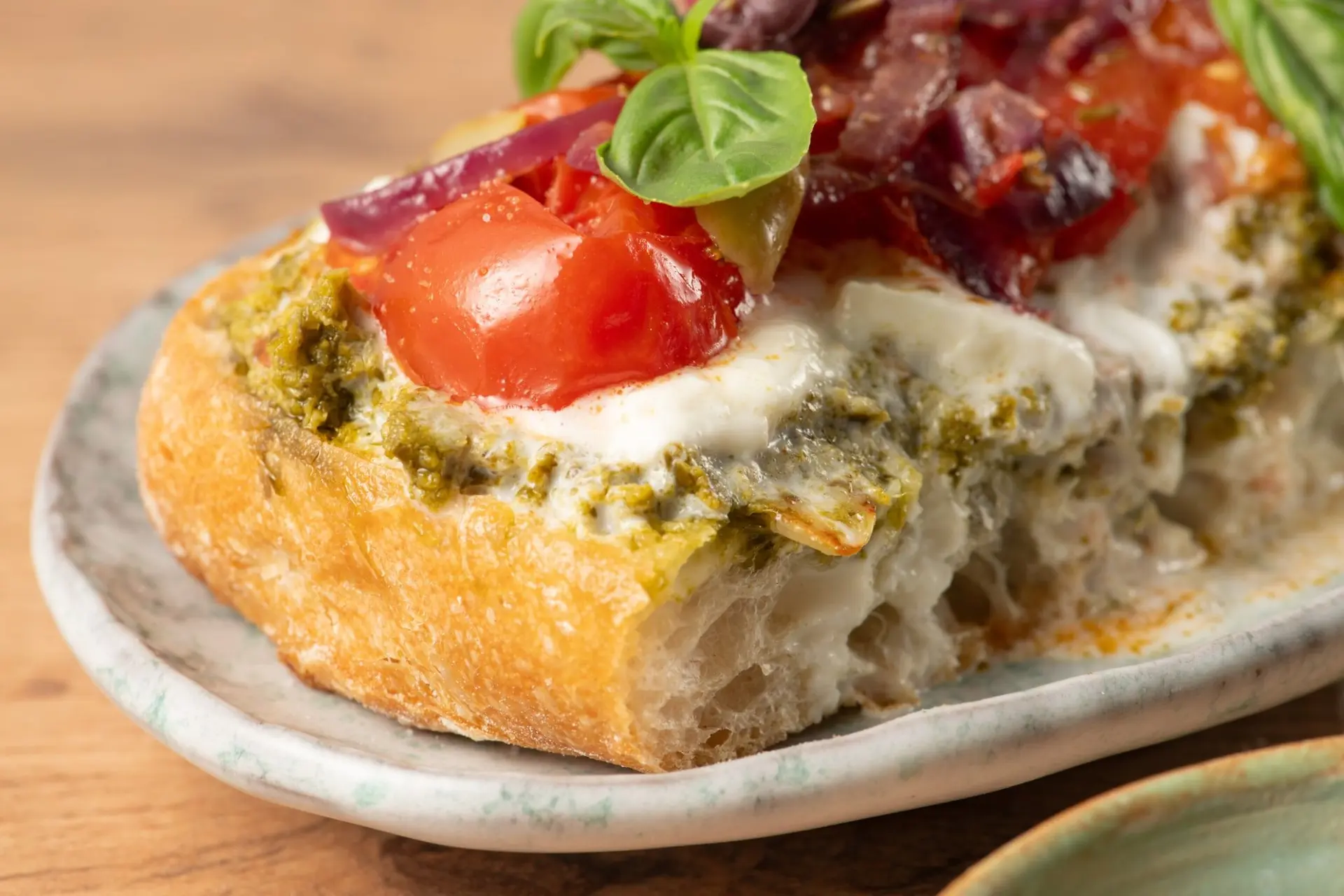 Bruschetta au pesto, tomates, mozzarella et oignons rouges