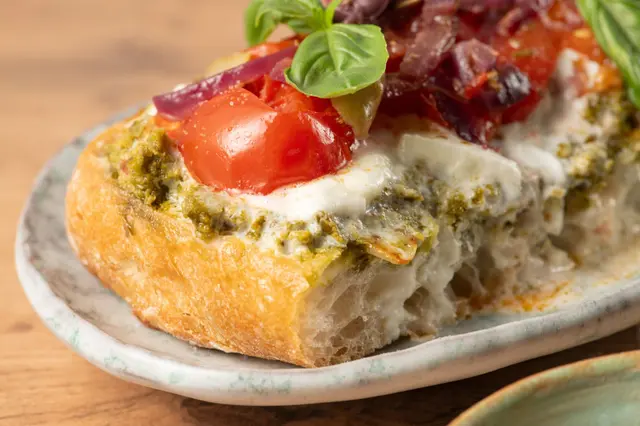Bruschetta au pesto, tomates, mozzarella et oignons rouges