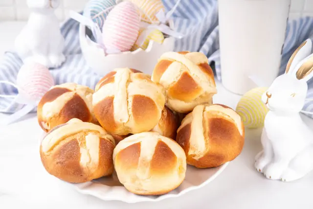 Petites brioches anglaises traditionnelles de Pâques