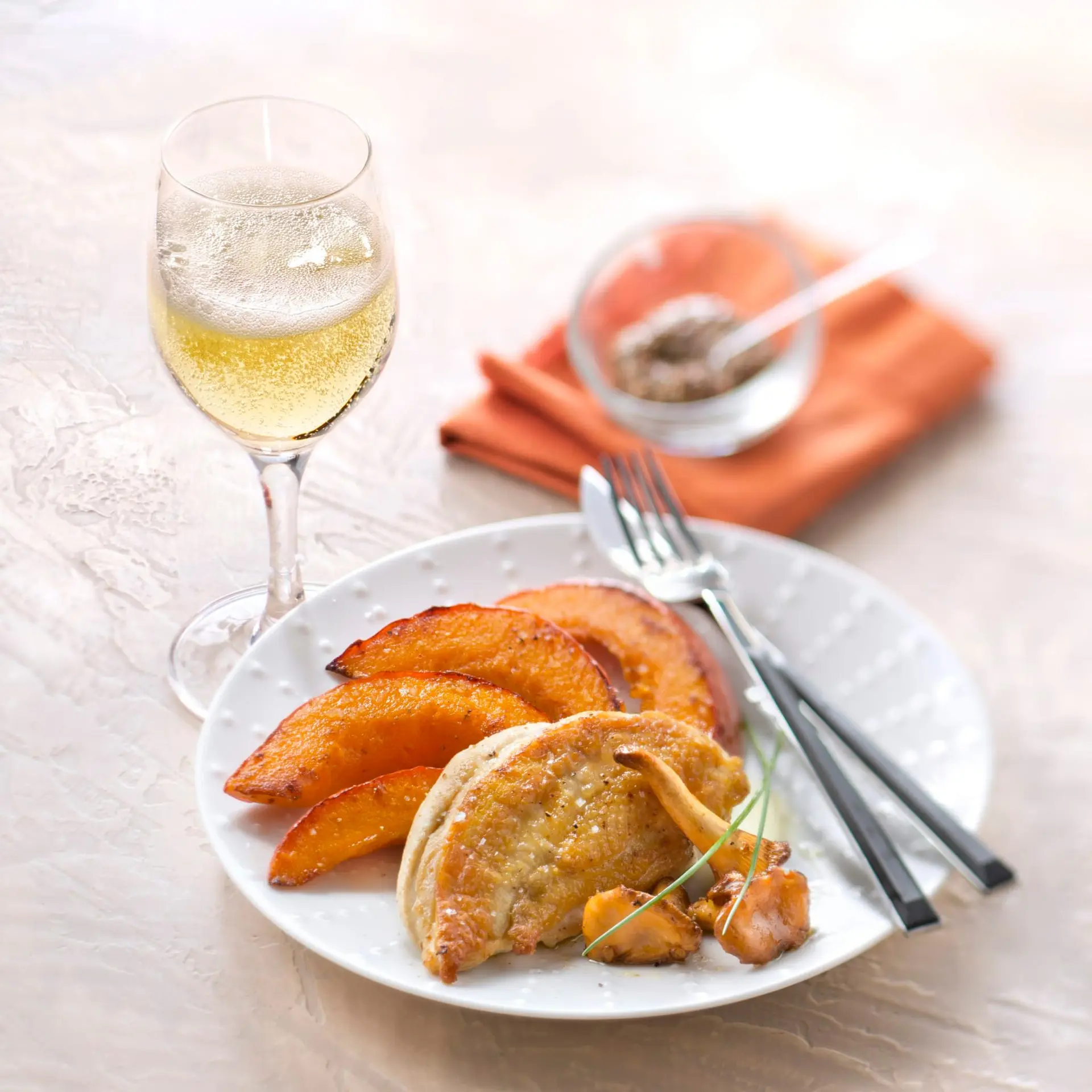 Blanc de volaille rôtie aux girolles et potimarron grillé