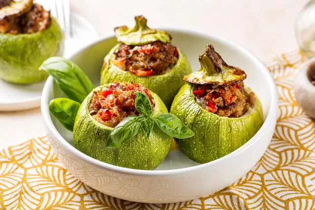 Courgettes farcies à la saucisse, aux œufs, au parmesan et au poivron