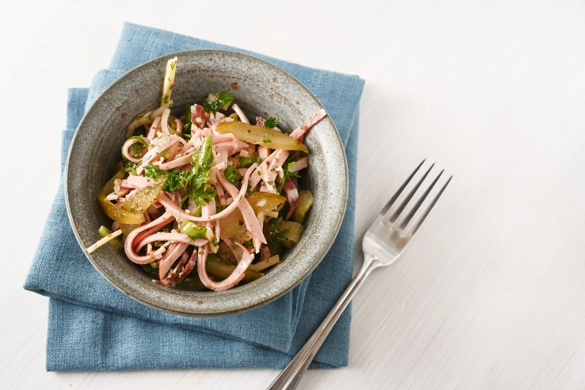 Salade de saucisse (Wurstsalat allemand) avec oignon, fromage et cornichons