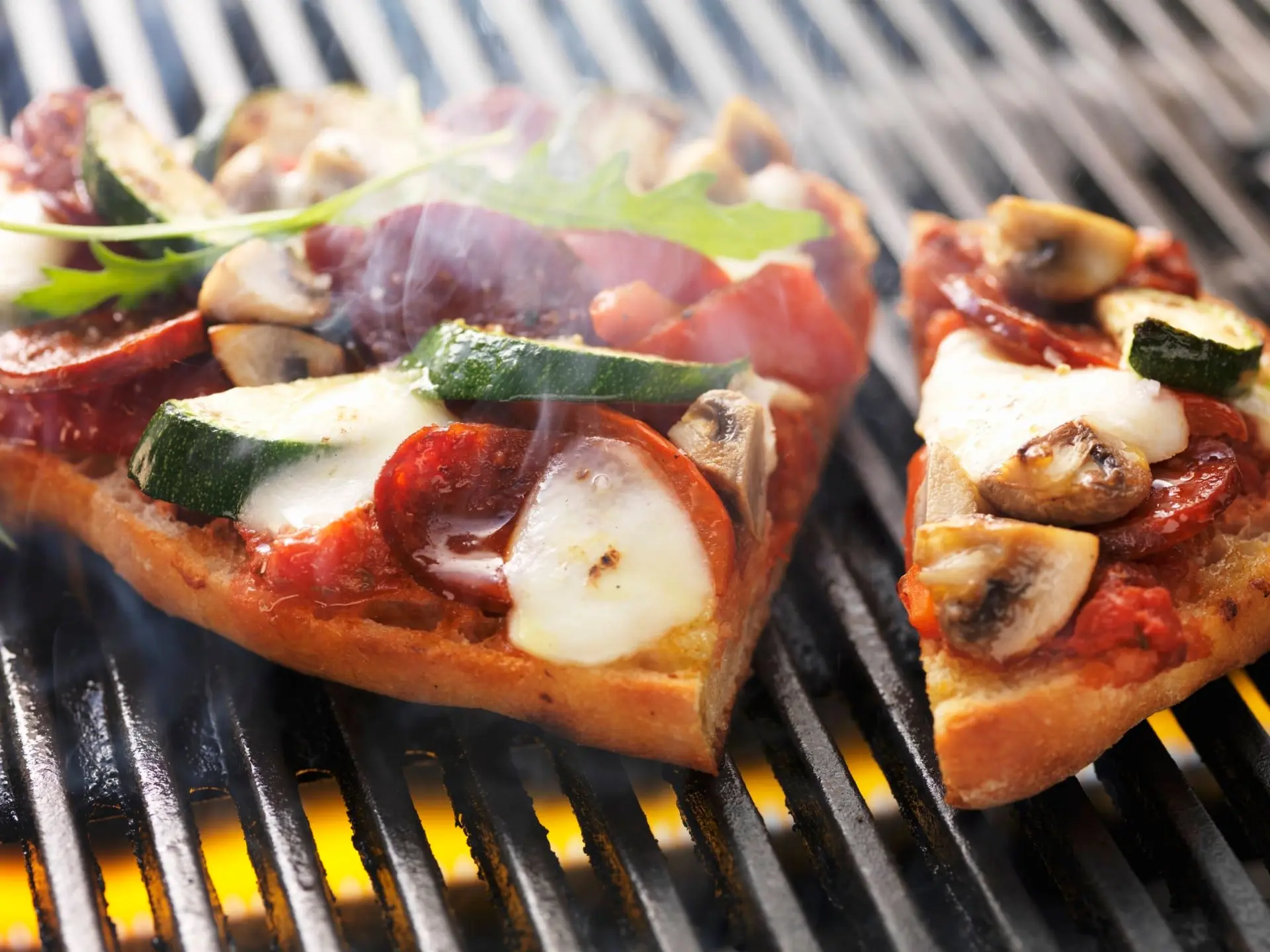 Pizza aux saucisses, légumes et mozzarella cuite au barbecue