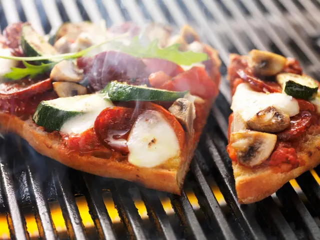 Pizza aux saucisses, légumes et mozzarella cuite au barbecue