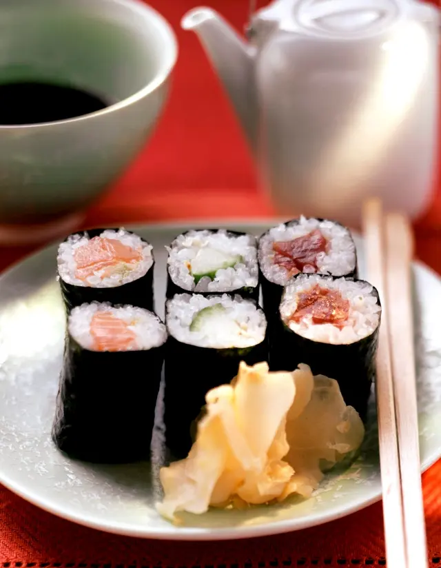 Makis au saumon, concombre et thon