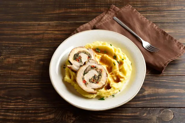 Rouleau de porc aux champignons, fromage et tomates séchées
