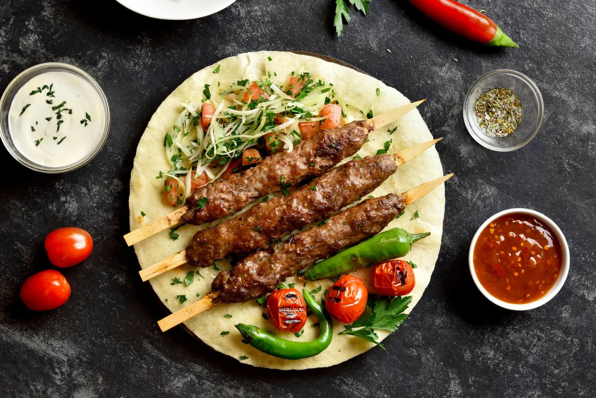 Brochettes de kebab avec légumes