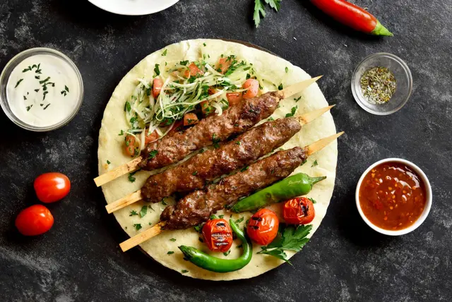 Brochettes de kebab avec légumes