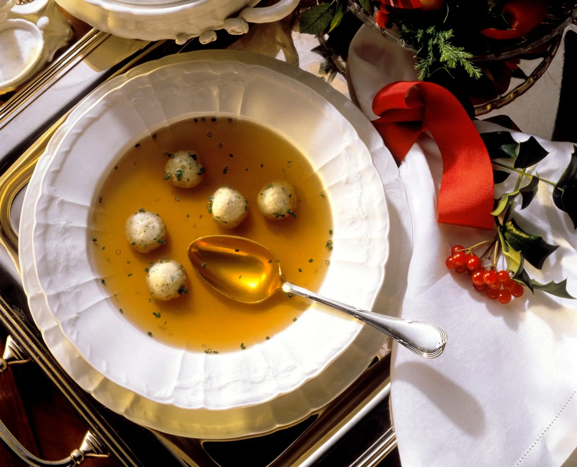 Consommé de cèpes jaunes et quenelles de moelle