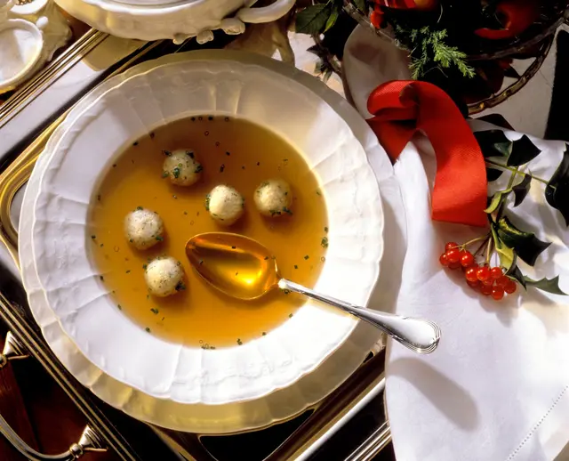 Consommé de cèpes jaunes et quenelles de moelle