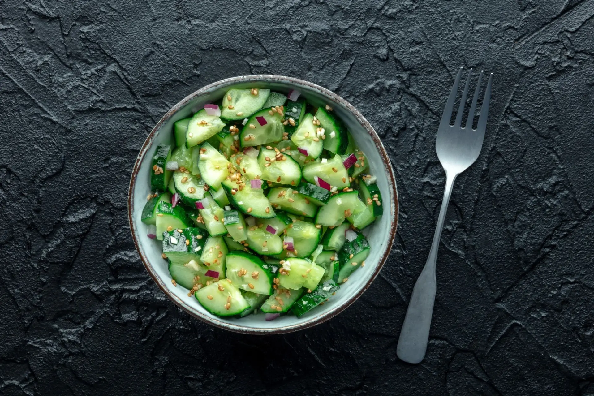 Salade de concombre écrasé à l’oignon rouge