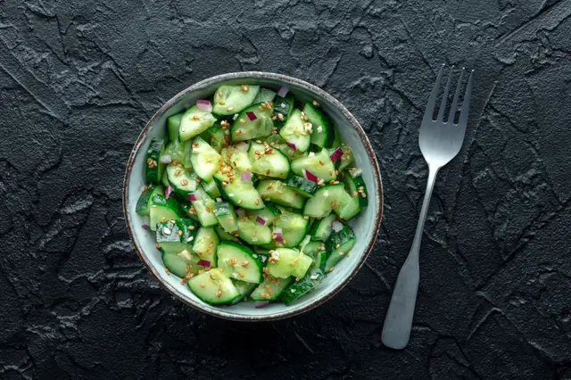 Salade de concombre écrasé à l’oignon rouge