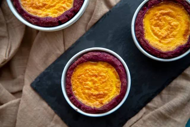 Tarte à l’œuf avec croûte de patate douce violette