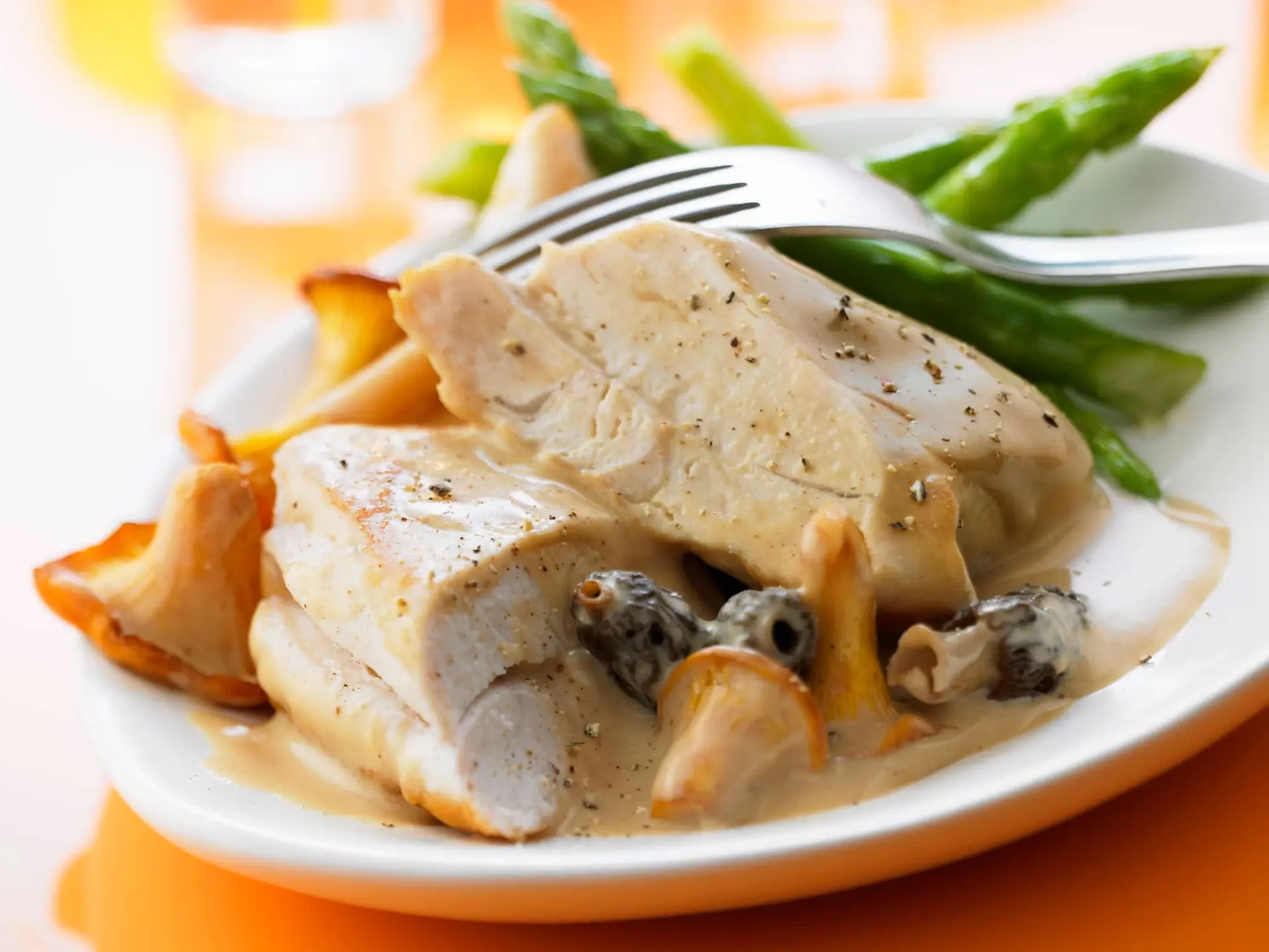 Chapon aux morilles et aux girolles