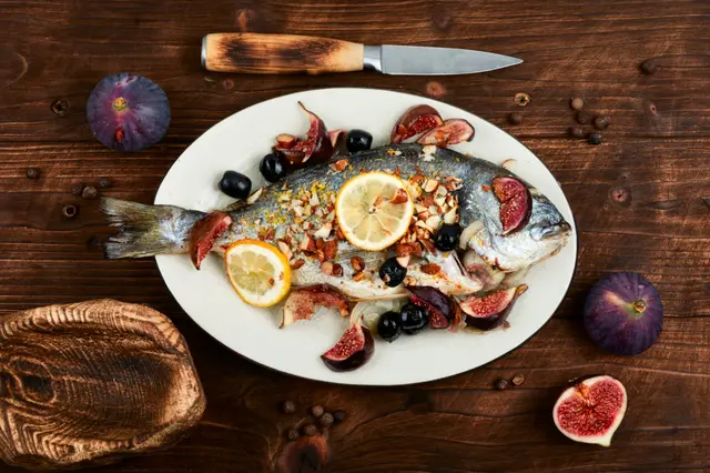 Dorade entière cuite au four avec des figues