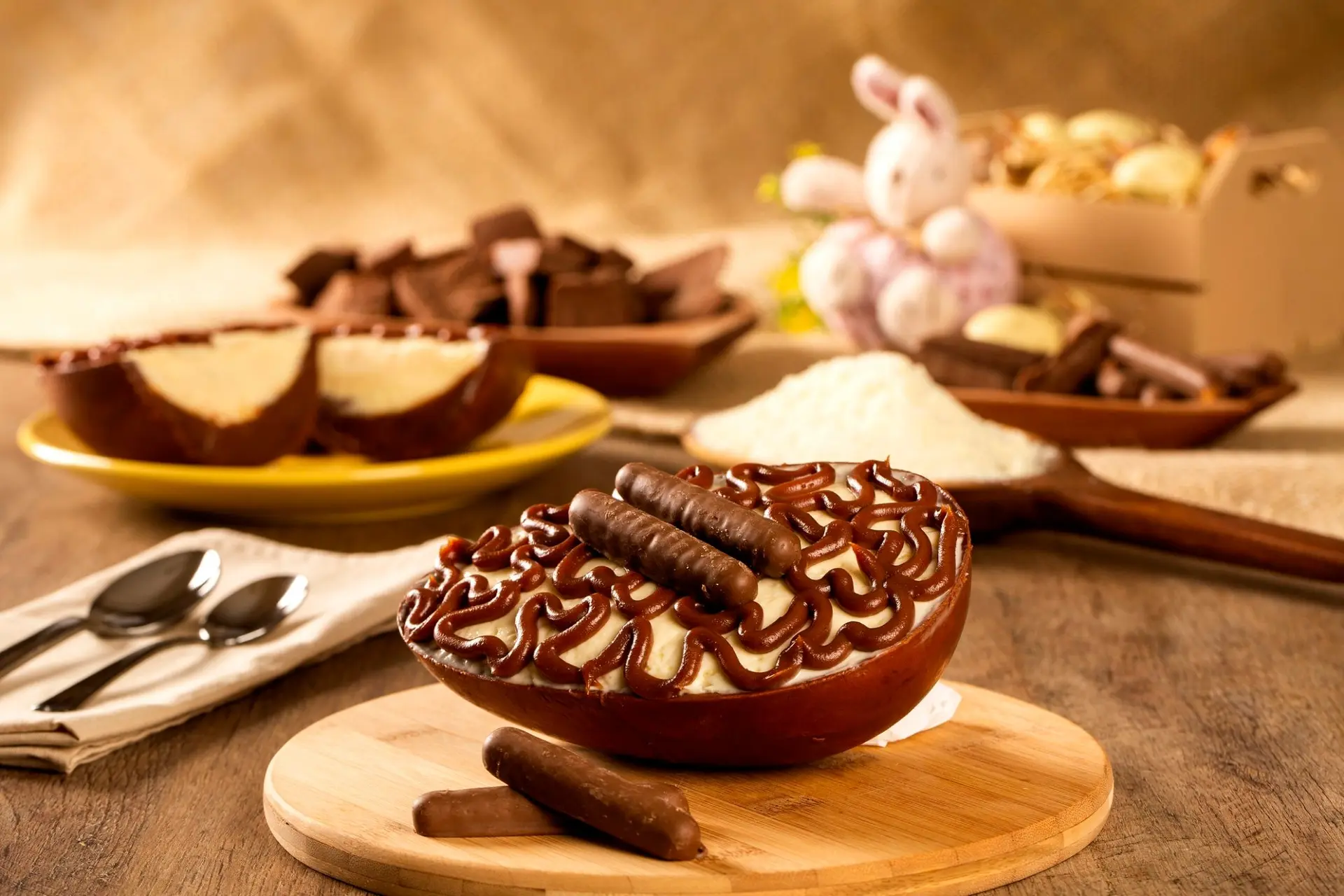 Œuf de Pâques gourmet, farci à la crème de pudding et au chocolat