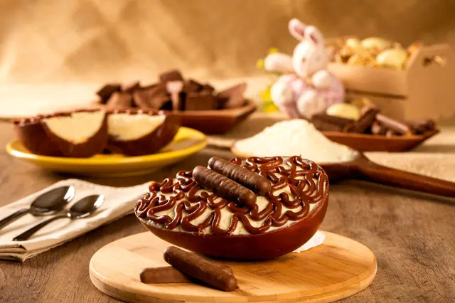 Œuf de Pâques gourmet, farci à la crème de pudding et au chocolat