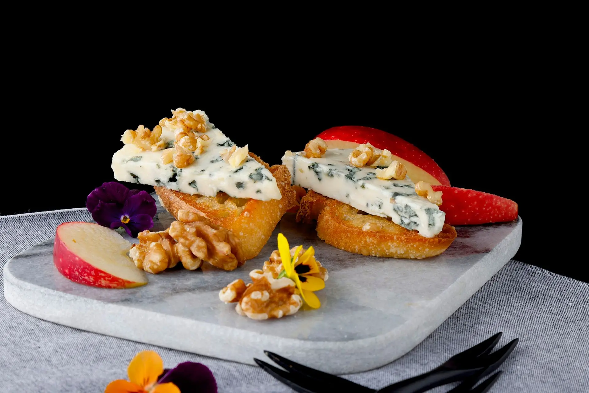 Crostini au roquefort, pommes et noix