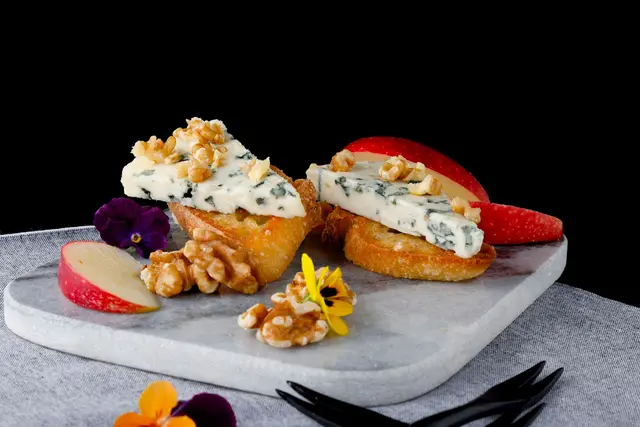 Crostini au roquefort, pommes et noix