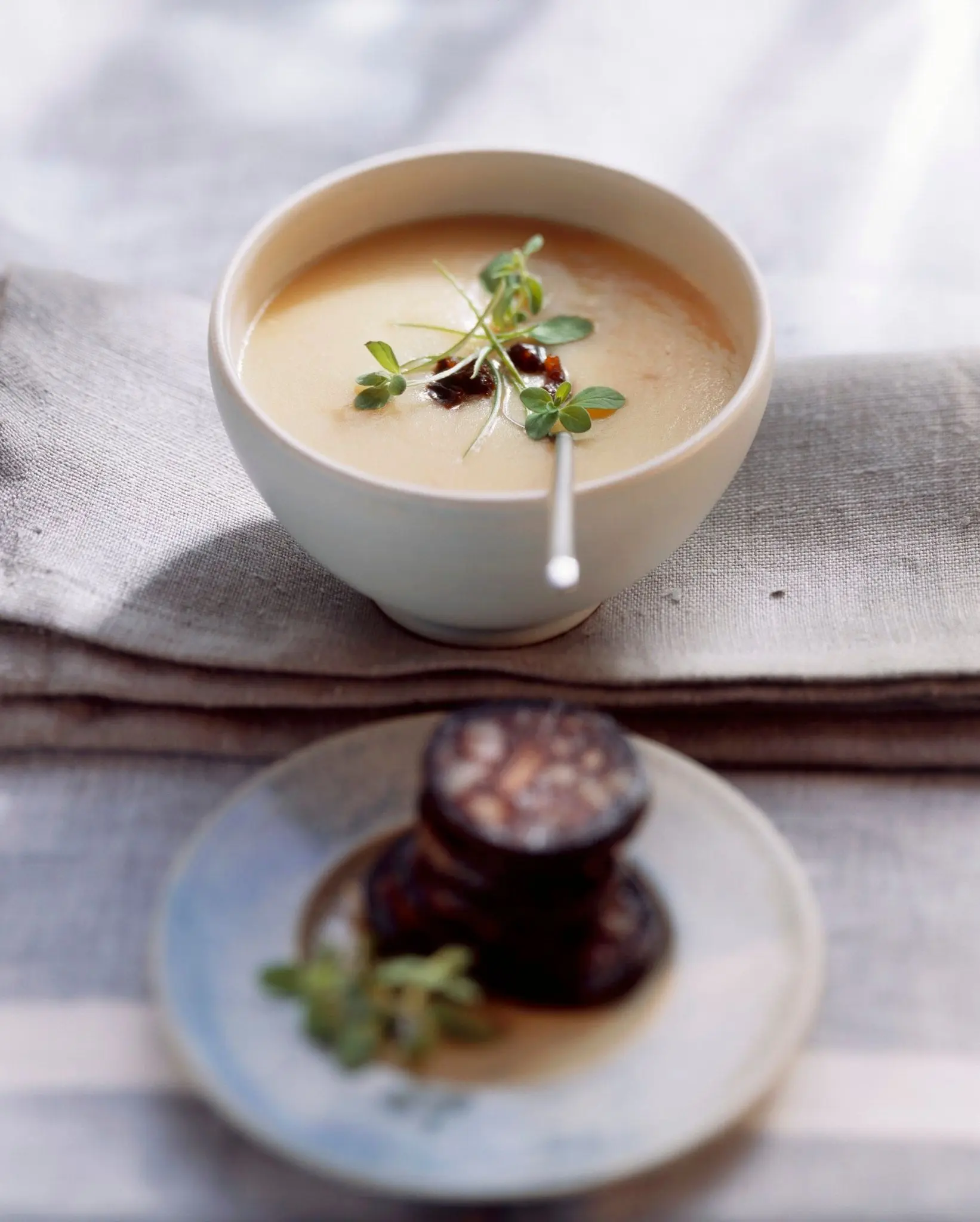Soupe de pommes de terre avec boudin noir frit et pruneaux