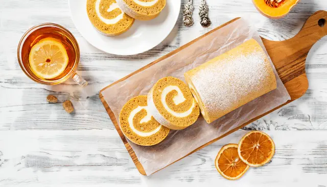 Rouleau de gâteau à la citrouille avec garniture au fromage à la crème