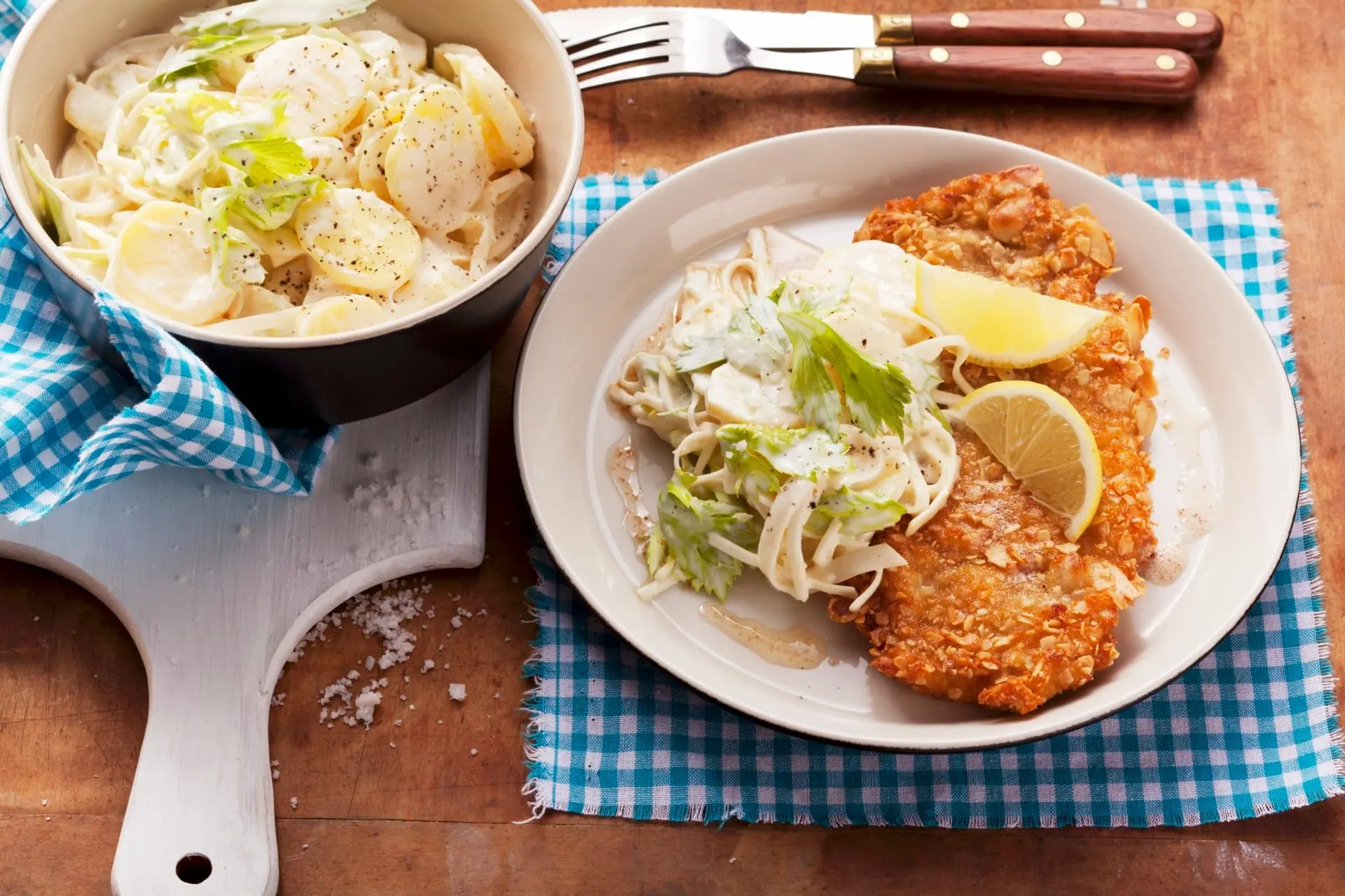 Escalope panée aux amandes et salade de pommes de terre