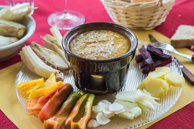 Bagna cauda (sauce chaude piémontaise à l’ail et aux anchois)