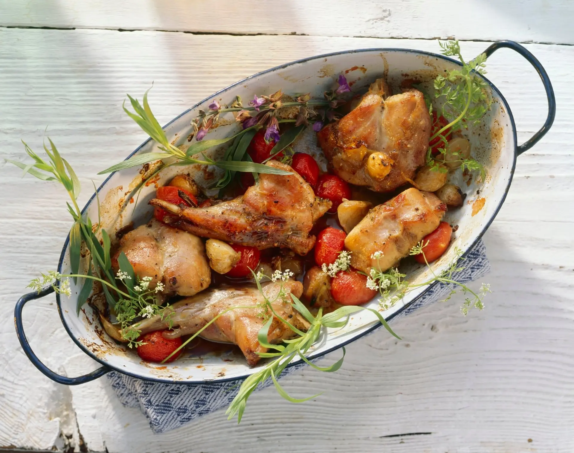 Lapin braisé aux tomates et aux herbes
