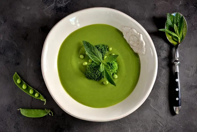 Soupe crème de petits pois frais au brocoli et menthe