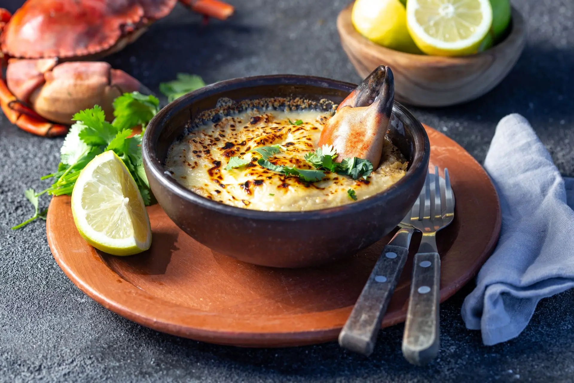 Crabe gratiné au four, fromage, crème et pain