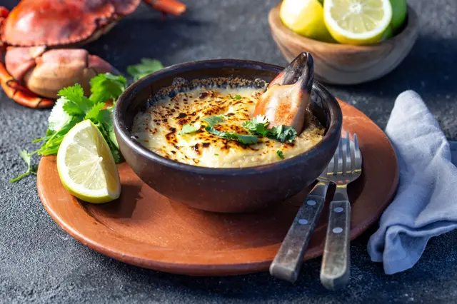 Crabe gratiné au four, fromage, crème et pain