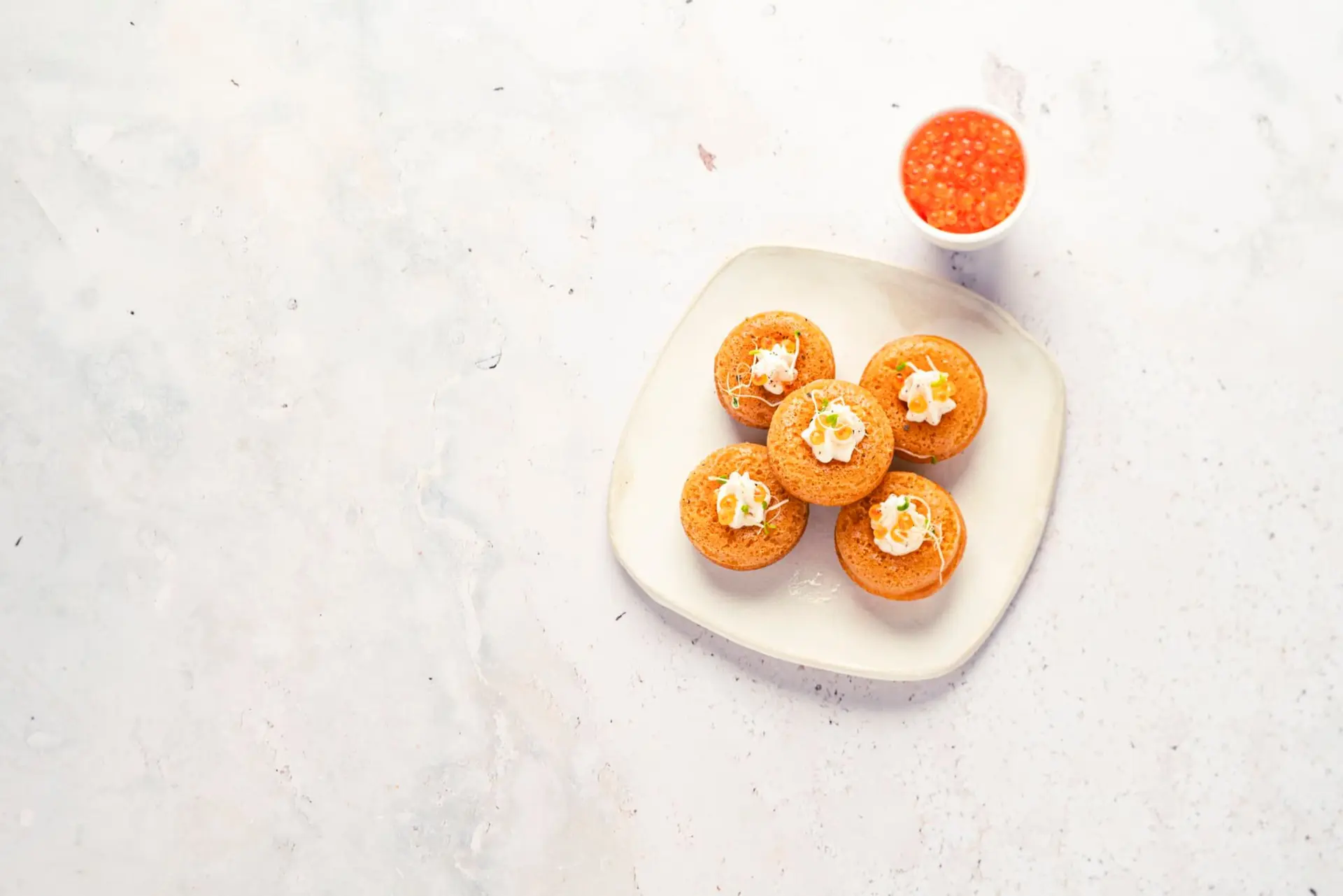 Babas à la vodka, crème citronnée et œufs de truite