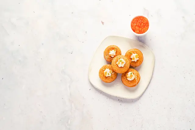 Babas à la vodka, crème citronnée et œufs de truite