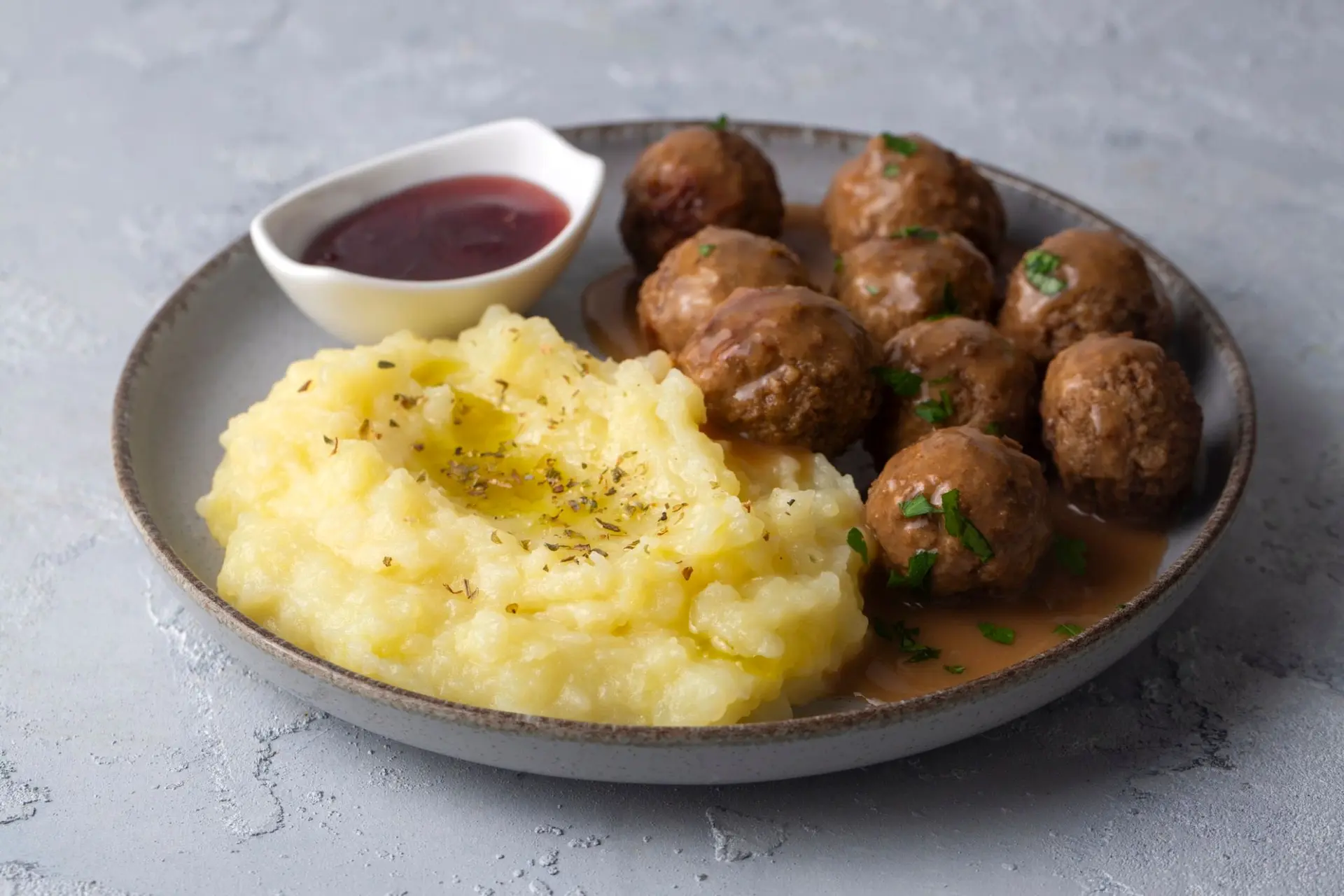Köttbullar suédoises faciles : boulettes, purée et confiture d’airelles