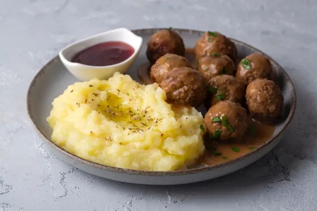 Köttbullar suédoises faciles : boulettes, purée et confiture d’airelles